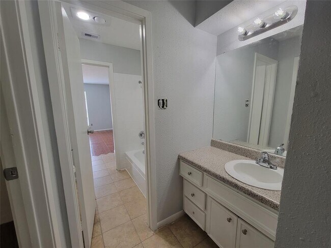 Building Photo - 4029 Briar Hollow Dr