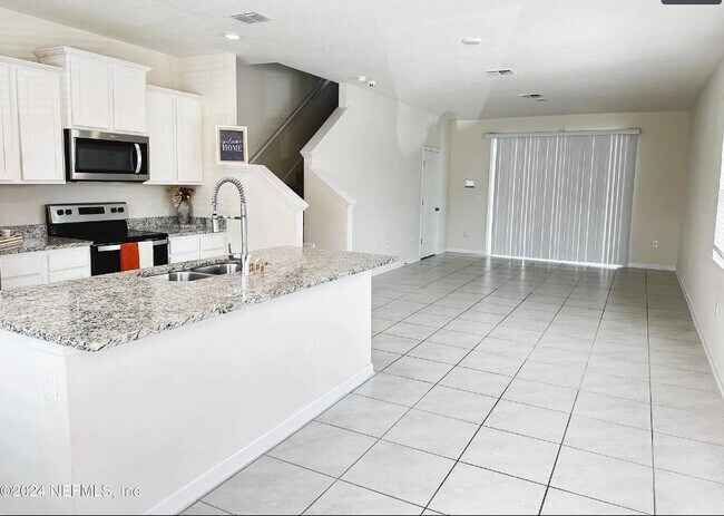 Foto del edificio - 608 Yellow Oaks Ln