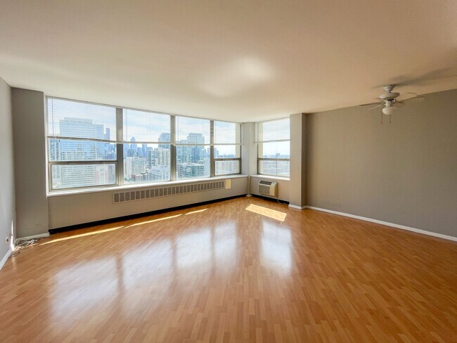 Foto del edificio - 1360 N Sandburg Ter