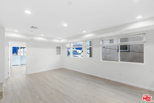 Building Photo - 1409 N Hobart Blvd