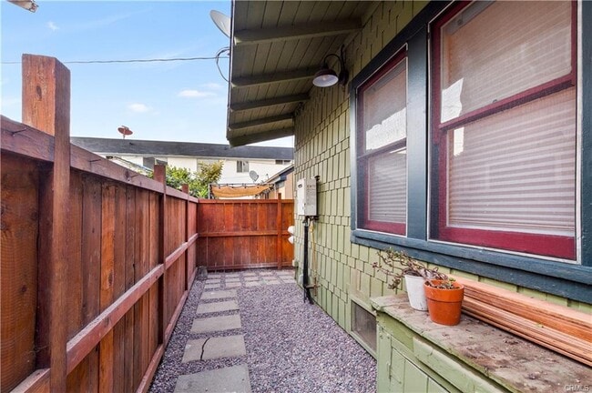 Foto del edificio - 3141 E 8th St