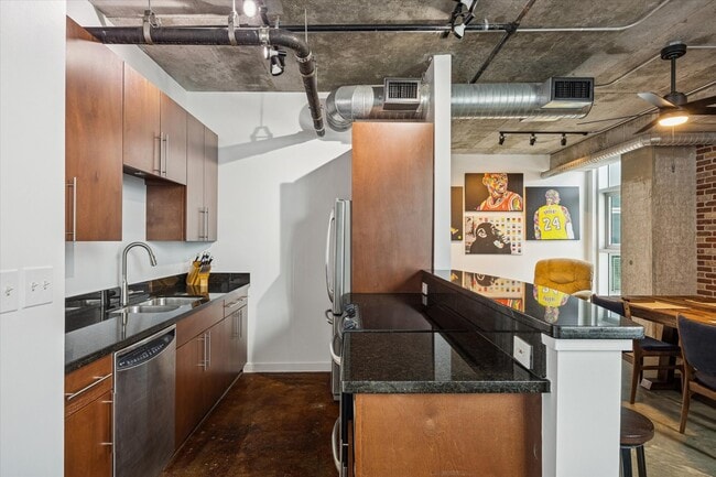 Building Photo - 2000 Bagby St