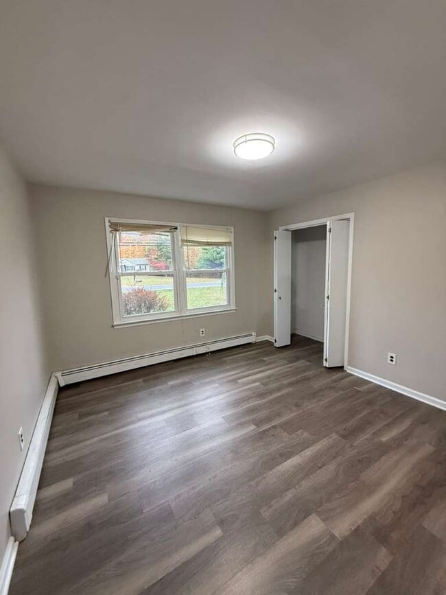 Foto del edificio - 153 Cedar Swamp Rd