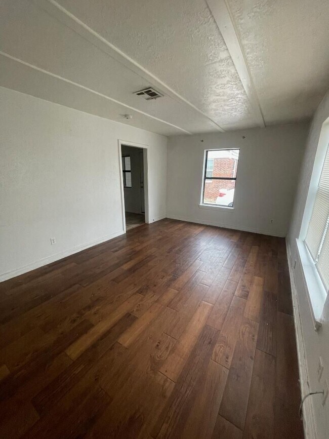 Foto del edificio - 2 BED 1 BATH DUPLEX FOR LEASE