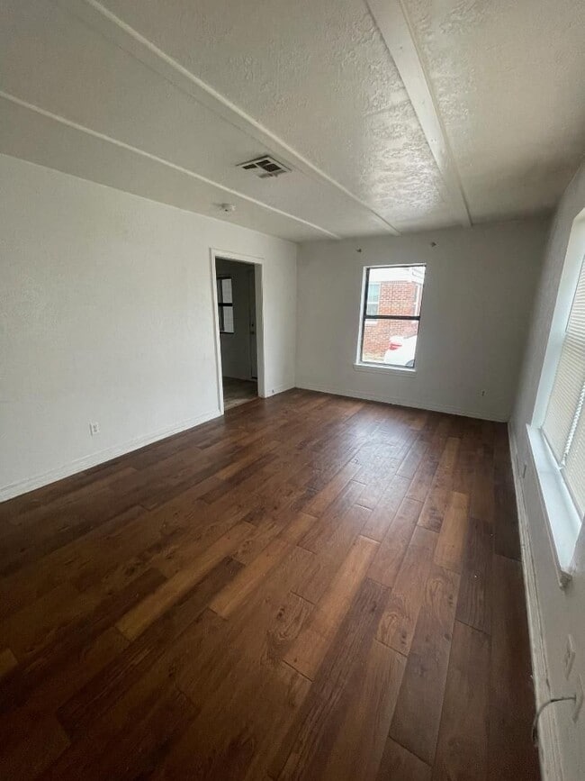 Photo - 2 BED 1 BATH DUPLEX FOR LEASE House