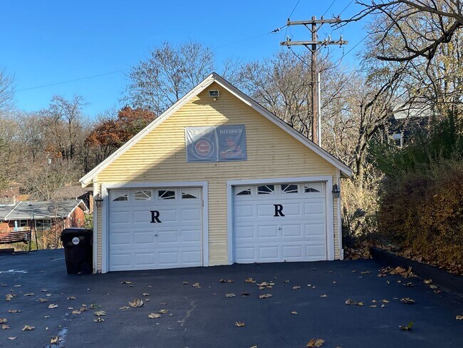 Building Photo - Centrally located 3 Bed/2 Bath