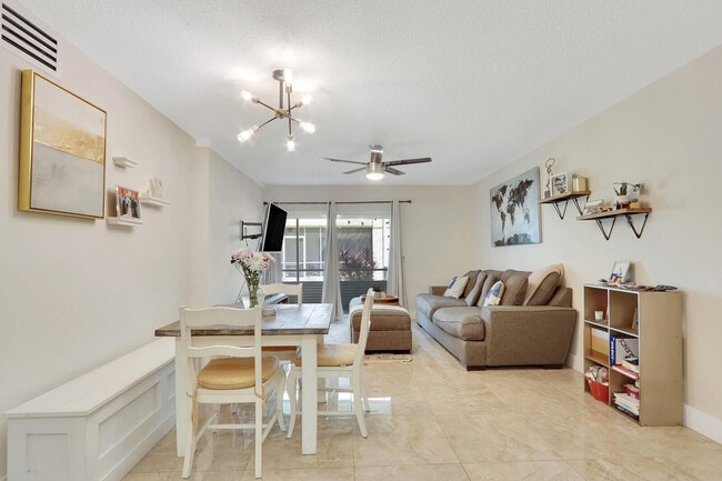 Foto del edificio - 10693 N Military Trl