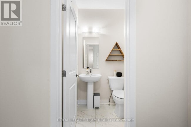 Photo du bâtiment - 800 Solarium Ave