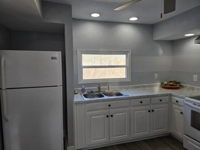 Building Photo - Call Linda 804-642-2106 or linda@vacosold.com