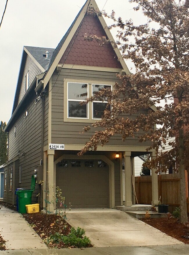 Foto del edificio - Spacious 3br/3.5ba House with Garage & AC in South Tabor Neighborhood