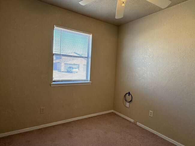 Foto del edificio - 2704 NW Friar Tuck Ln