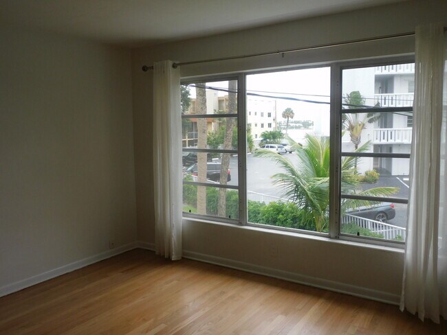 Building Photo - 221 E Lantana Rd