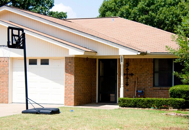 Building Photo - 109 Briarwood Ln