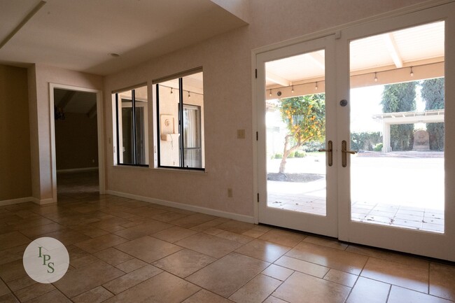 Building Photo - Madera Home, 3BR/3BA, Blt 1983 – Fully Rem...