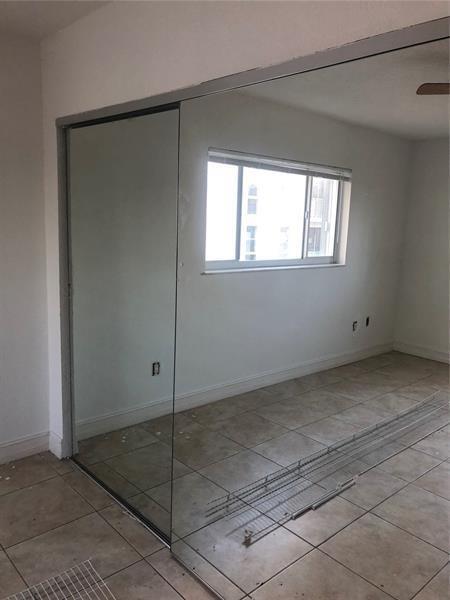 Foto del edificio - 677 NE 24th St