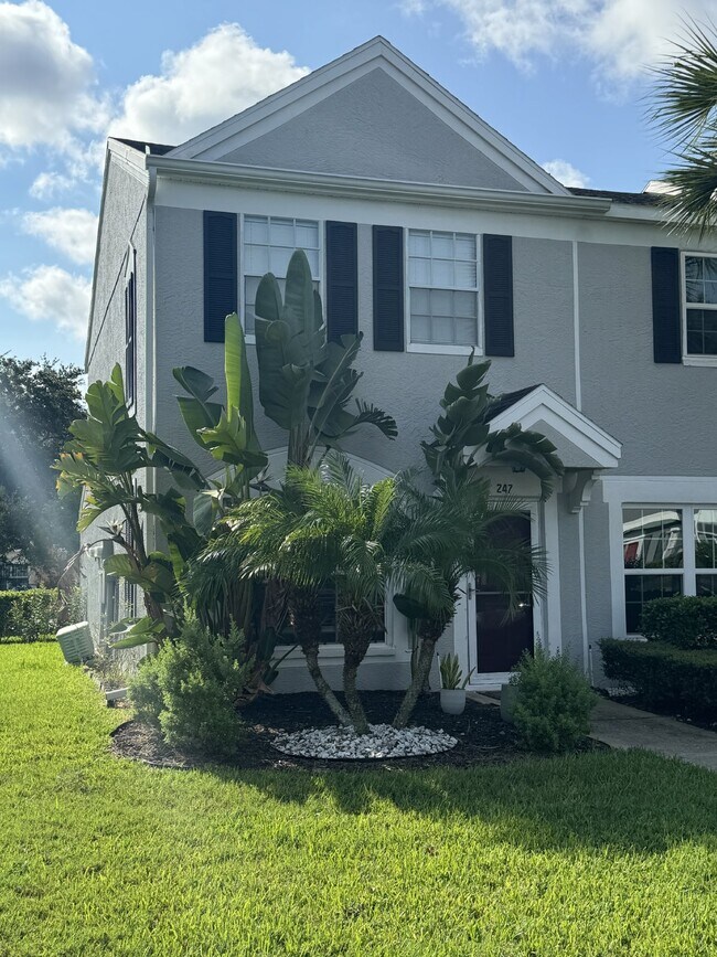 Building Photo - "Charming 2-Bed Home"