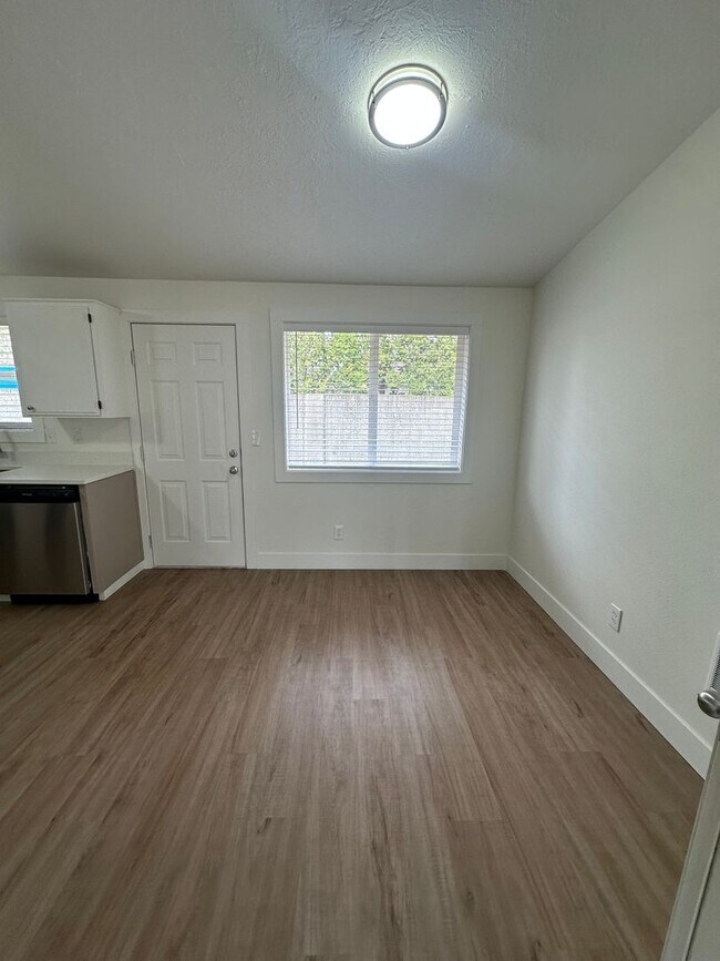 Building Photo - Stunning Fully Renovated 3-Bedroom Home in...
