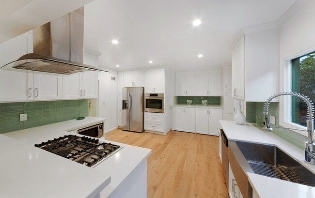 Foto del edificio - 828 N Stanley Ave