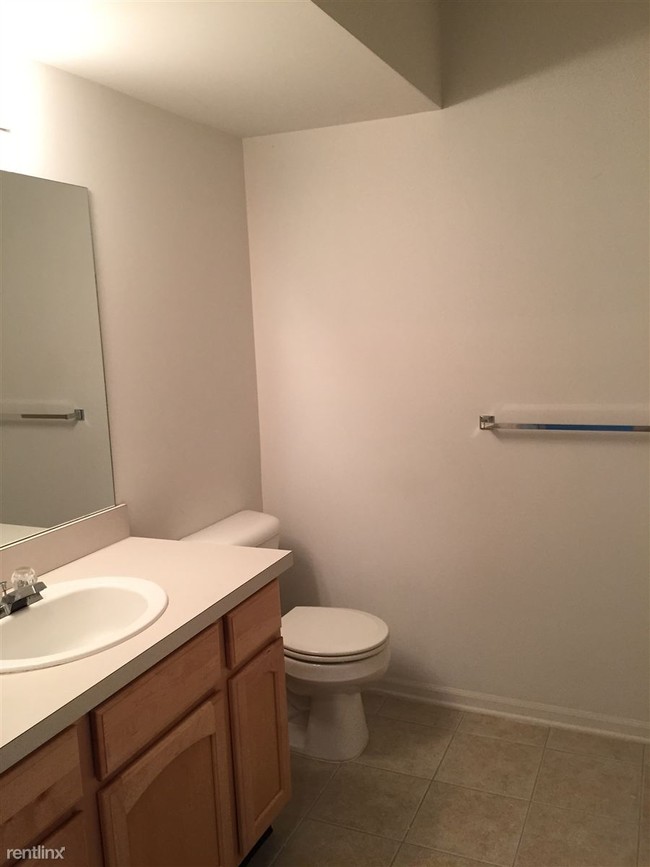 Building Photo - 3 br, 2 bath Condo - 2830 S Knightsbridge Cir