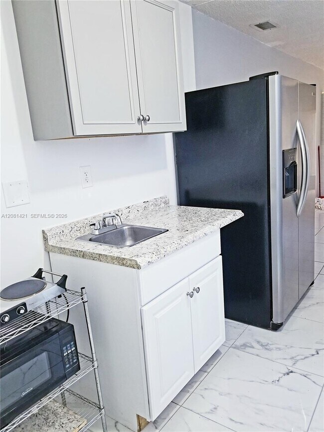 Foto del edificio - 5871 NW 199th St