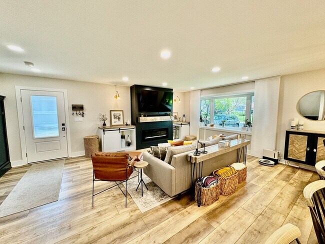 Building Photo - Home in Villa Park