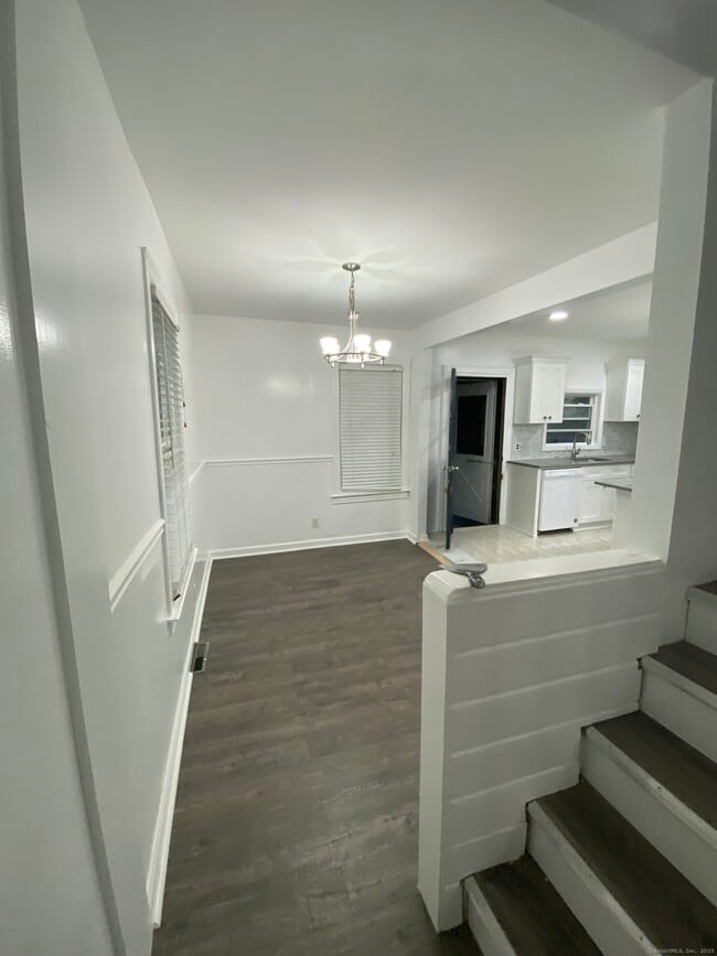 Building Photo - 157 N Oak Ave