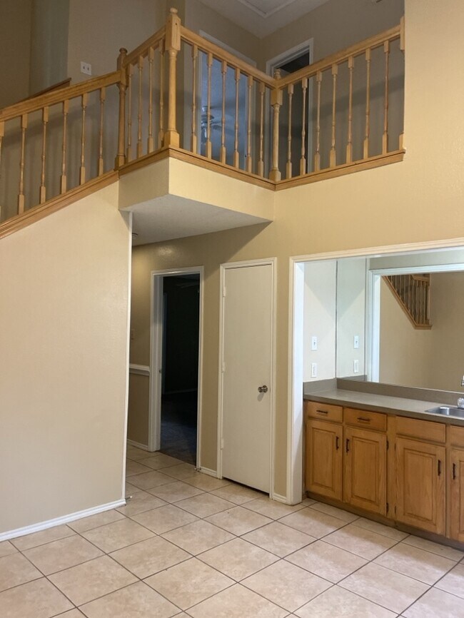 Foto del edificio - Beautiful 3 bedroom townhome! Master downstairs Large living room, wet bar, Garage! Coming soon i...