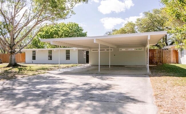 Building Photo - 2807 Bluebonnet St