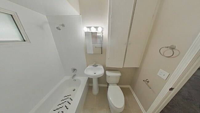 Foto del edificio - "Charming 3-Bedroom Home in Roseville - Cozy Living with 924 Sq Ft of Comfort!"