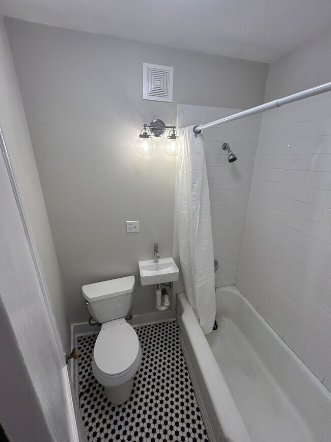 Foto del edificio - Newly renovated studio in a prime location...