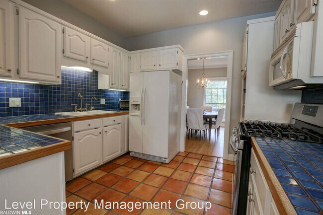 Building Photo - 4 br, 2.5 bath House - 8 General Canby Dr.