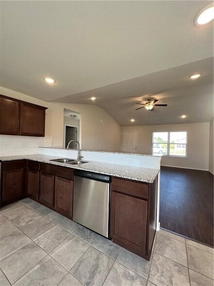 Foto del edificio - 414 Wood Creek St