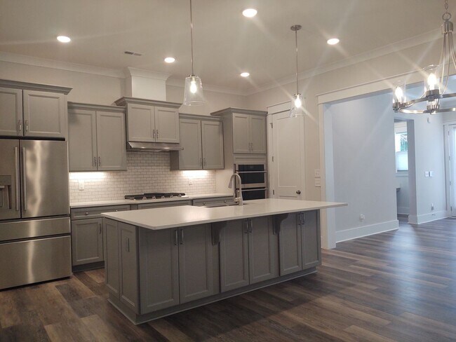 Building Photo - Move-in ready Townhome located in Blanchar...