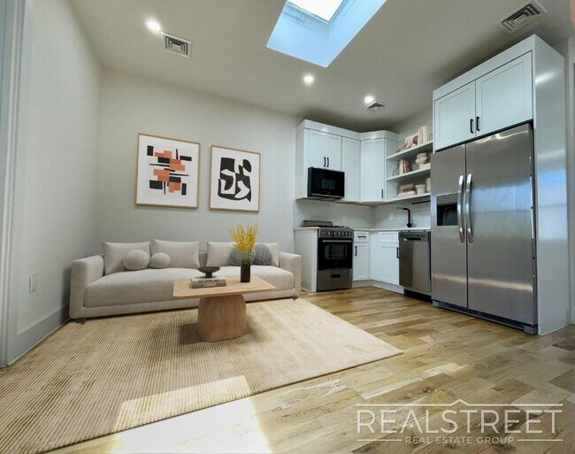 Foto del edificio - Stunnging NEW 4 Bed floor trhu in Bed Stuy/Ocean Hill with in unit W/D!