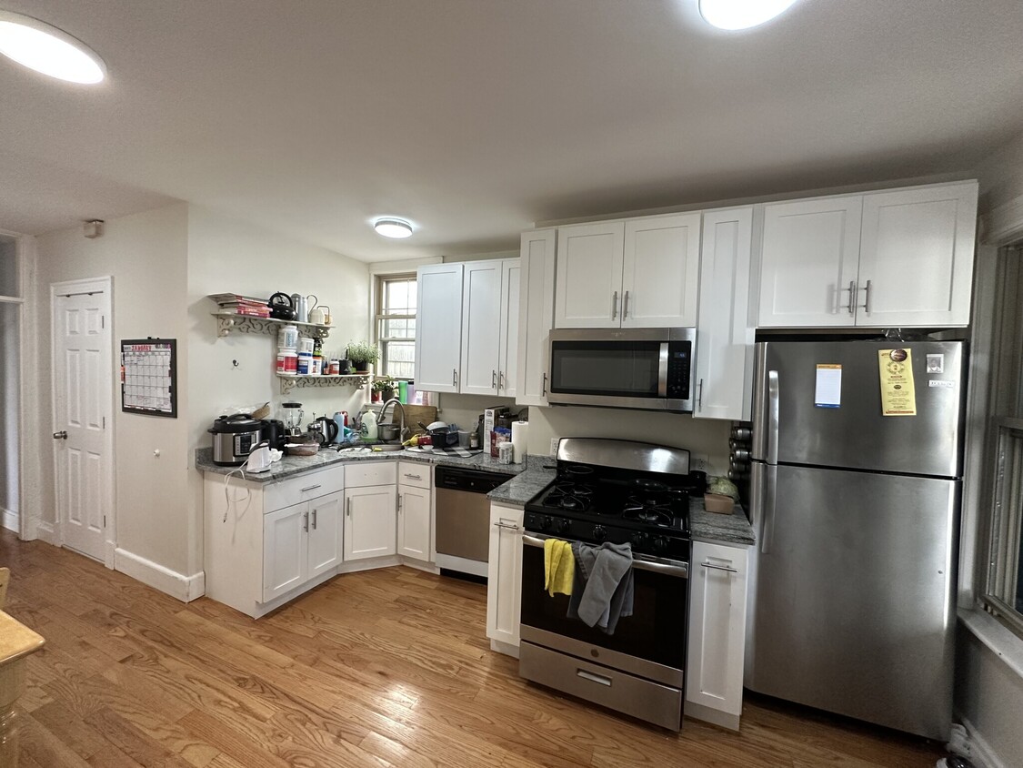 Primary Photo - 206 Lexington St