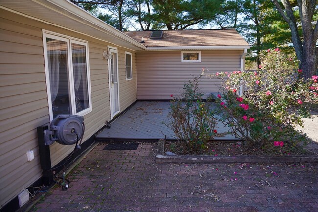 Building Photo - Picturesque 3 BR/2 BA Single Family Home C...