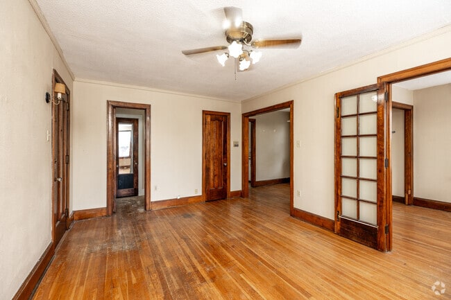1BR, 1BA - 650 SF - Winona A - Living Room - Lenox Properties