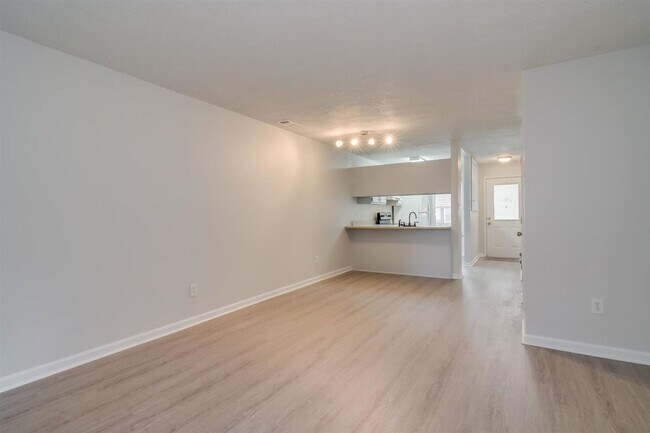 Foto del edificio - Remodeled 2 bedroom 1.5 bathroom townhome ...