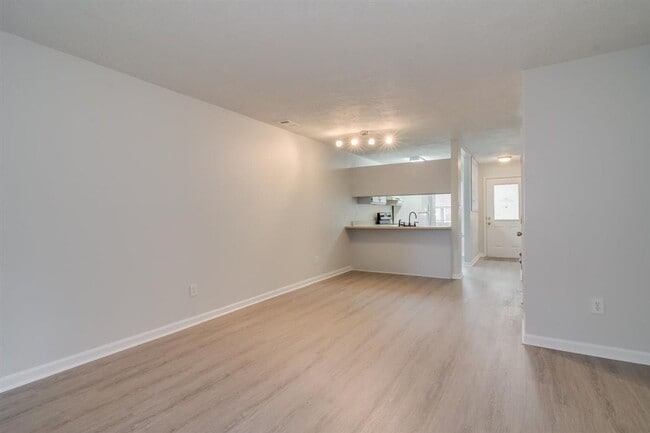 Building Photo - Updated 2BED/1BATH Townhome with bonus fle...
