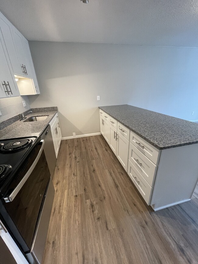 Building Photo - Charming Newly Remodeled 2 Bedroom Apartme...