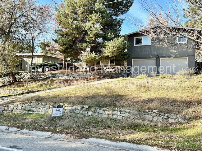 Building Photo - 3 bed 2.5 bath home  - Close to Boise foot...