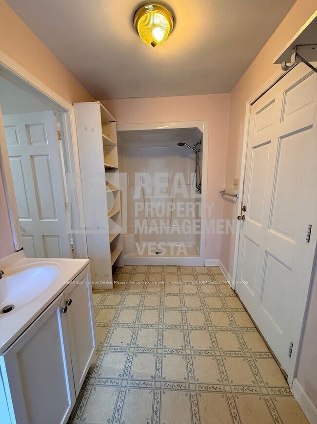 Foto del edificio - 5116 Pineridge Dr