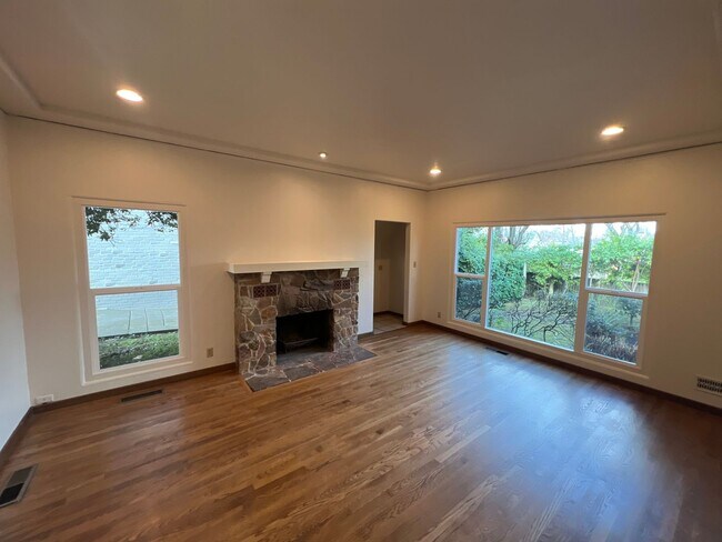 Building Photo - BEAUTIFUL EAST SAC STUNNER!