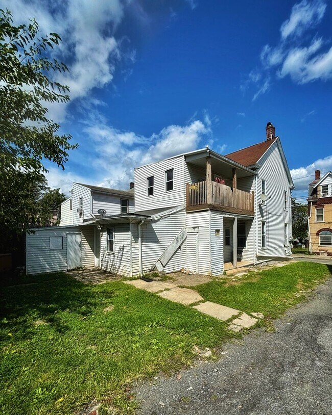 Building Photo - 418 N Railroad St
