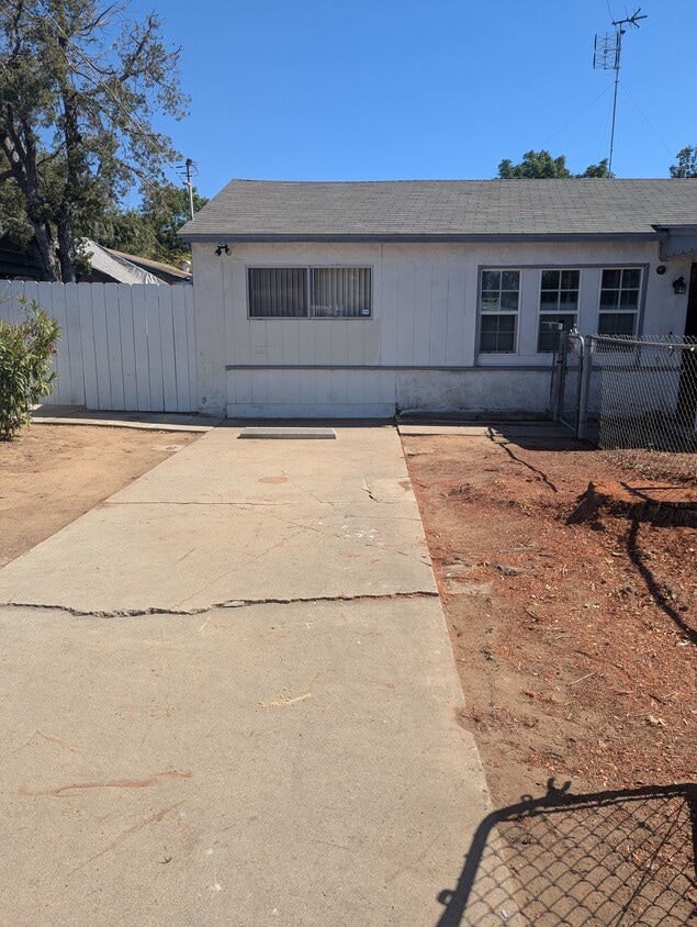 Entrance and off street parking - 1169 E Lexington Ave