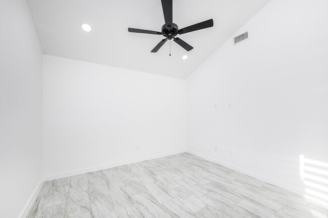 Building Photo - 3911 Casa Blanca Lake Rd