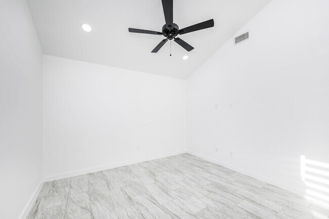 Foto del edificio - 3911 Casa Blanca Lake Rd