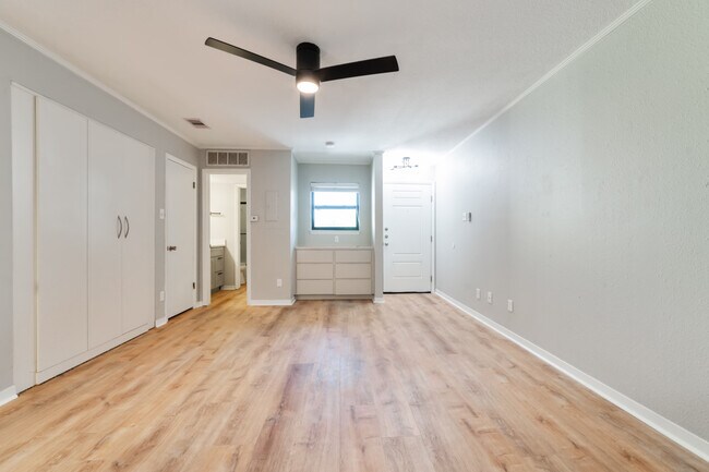 Building Photo - 1510 W N Loop Blvd