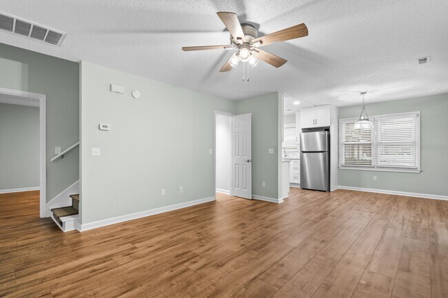 Building Photo - 311 S Willow Dr