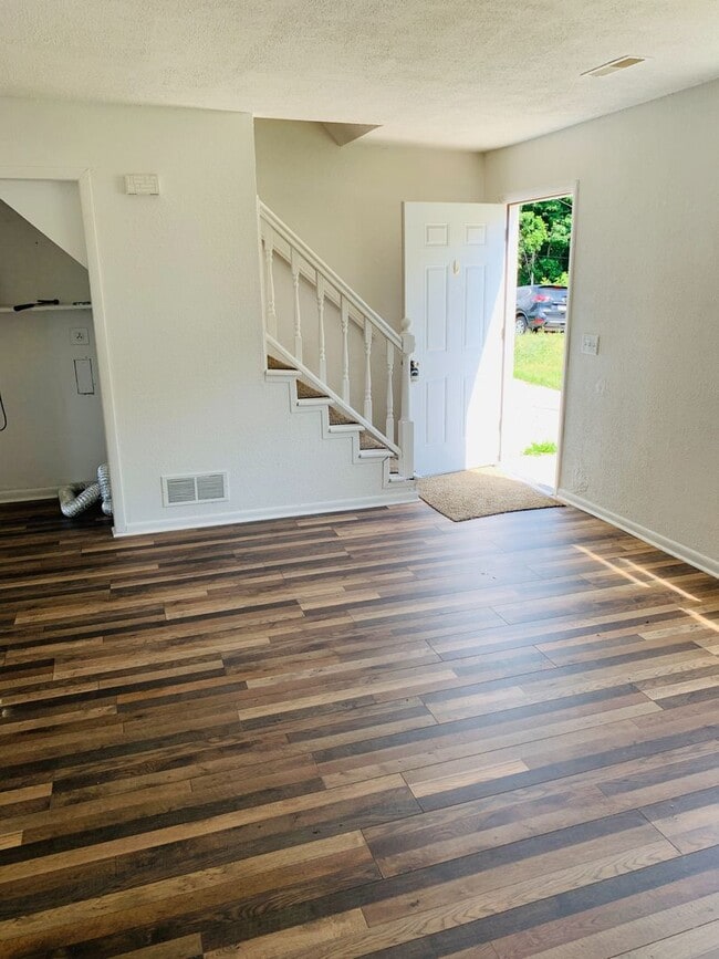 Building Photo - Coming soon! 3 Bedroom 1 Bath home in York...